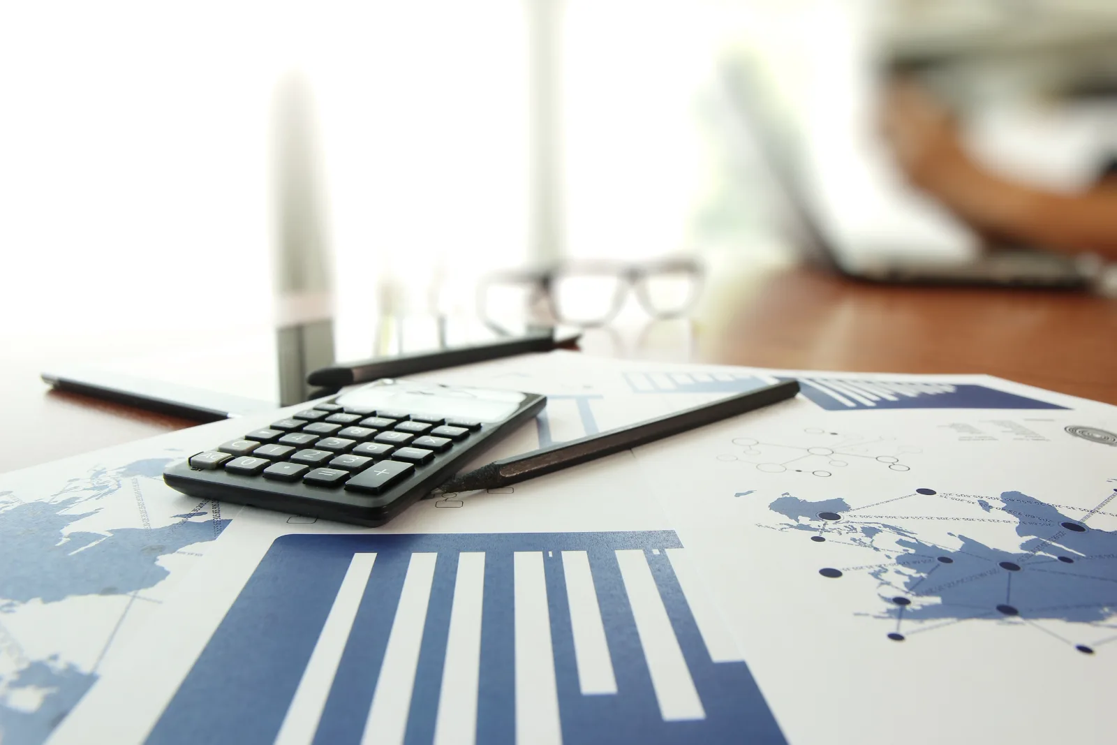 Dokumentacja finansowa z kalkulatorem na biurku